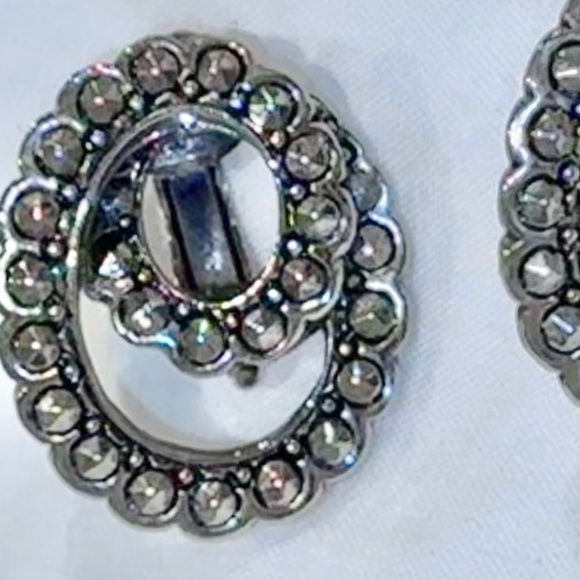 Vintage AVON silver Marcasite clip on swirl earrings - Picture 3 of 13